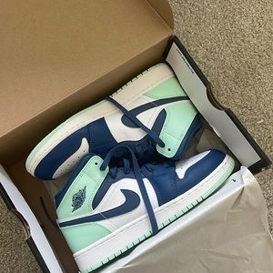 Air Jordan 1 Mid’s